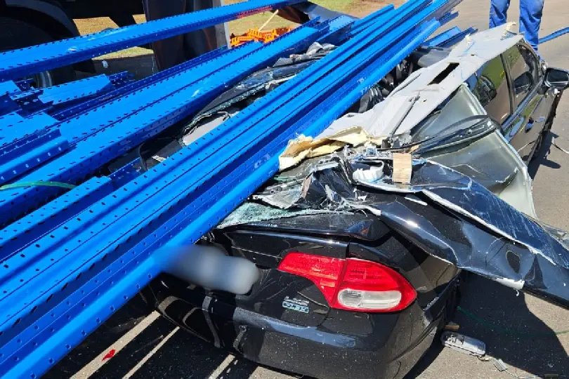 Carro é totalmente esmagado após acidente grave em SC