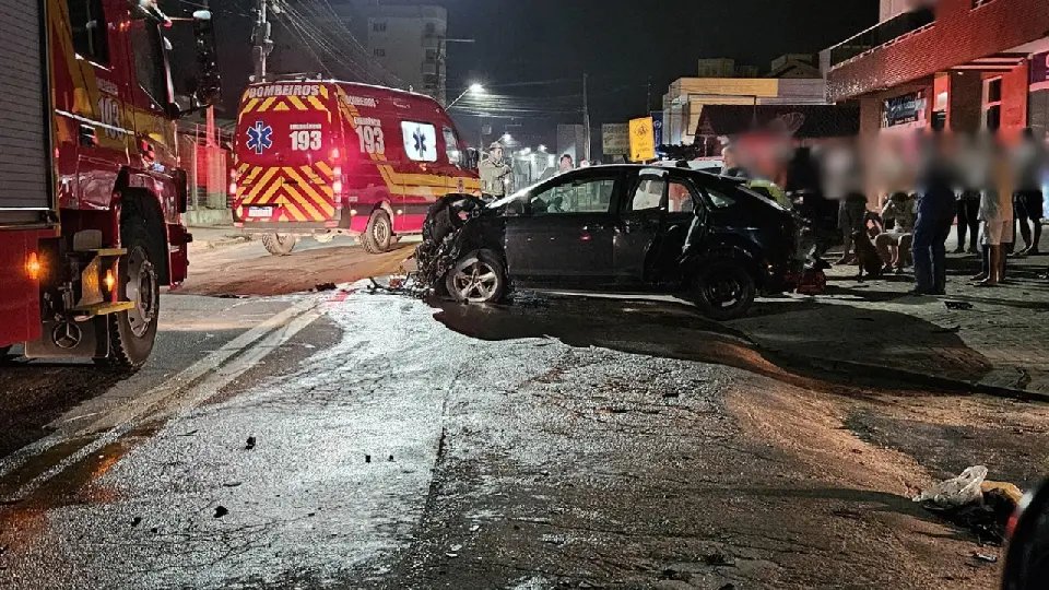 Carro colide em muro e deixa duas pessoas feridas em Brusque