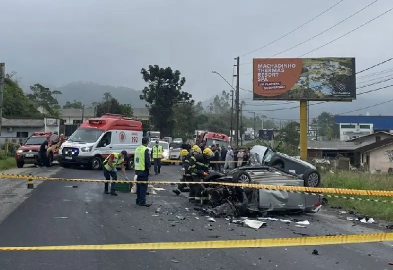 (VÍDEO) Grave acidente entre dois carros e caminhão é registrado na Ivo Silveira 