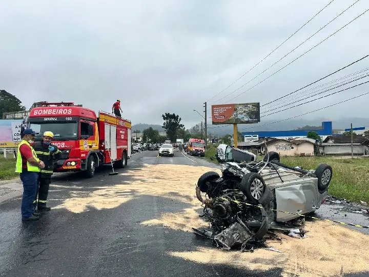 Mulher morre em colisão entre dois carros e caminhão na Ivo Silveira