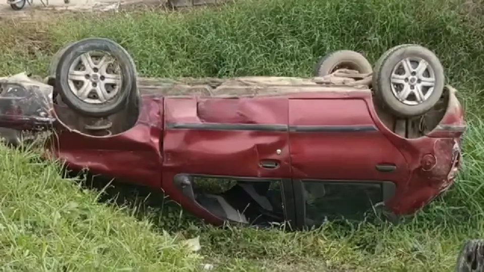 Carro capota após saída de pista na rodovia SC-108