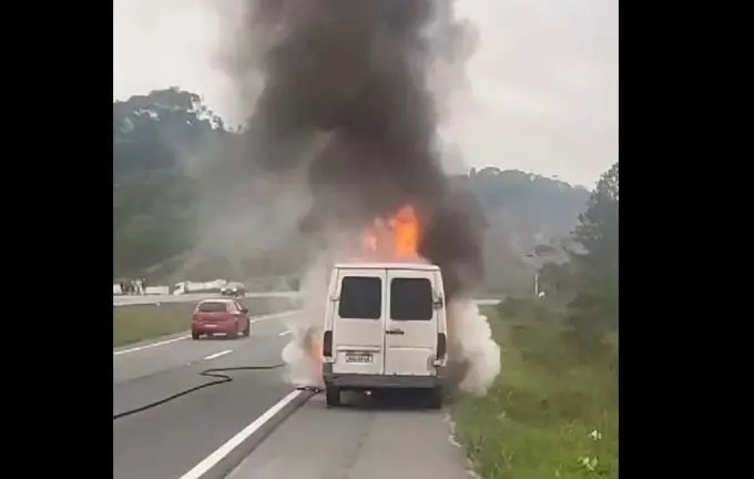 (VÍDEO) Furgão pega fogo às margens da BR-470 em Ilhota