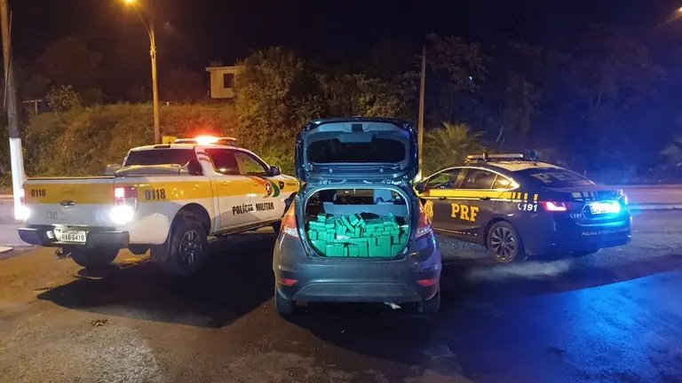 Polícia apreende mais de 500 kg de maconha e recupera carro roubado