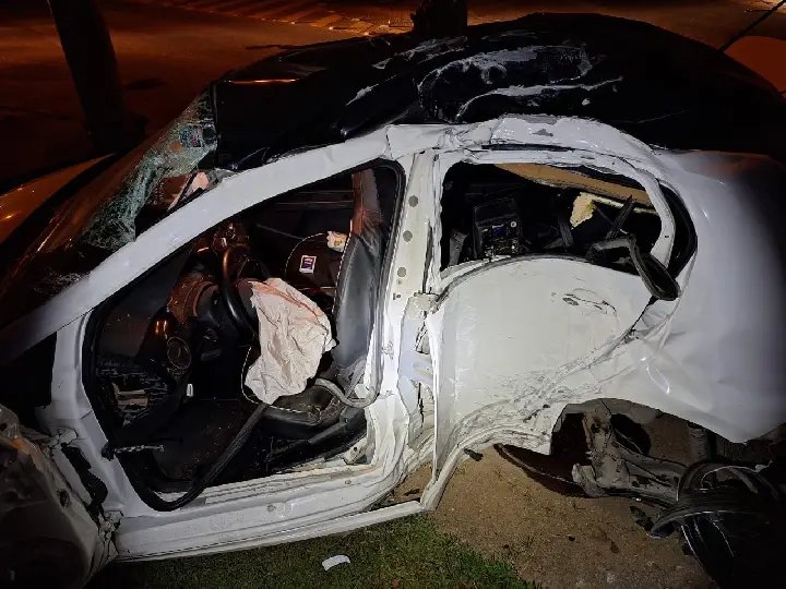 Homem fica gravemente ferido após colisão de carro contra poste em Brusque