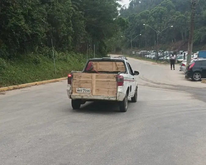 Carro da Prefeitura com “vidro traseiro de madeira” chama atenção em Brusque