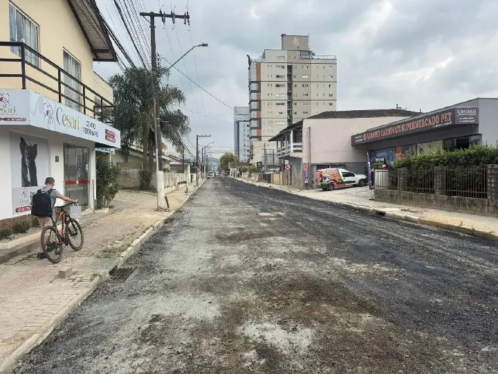 Rua Victor Meirelles começa a receber pavimentação asfáltica