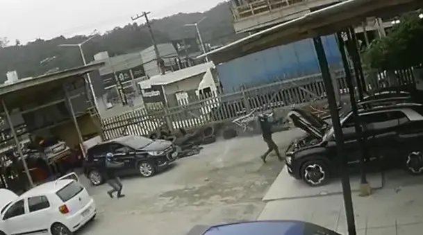 (VÍDEO) Homem é morto a tiros em estabelecimento de Itajaí