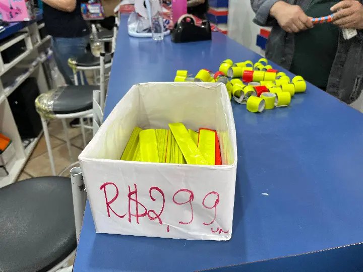 Operação do Procon apreende pulseiras "bate enrola" em Santa Catarina