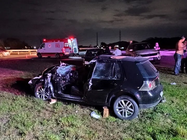 Homem fica preso nas ferragens após colisão entre carro e carreta