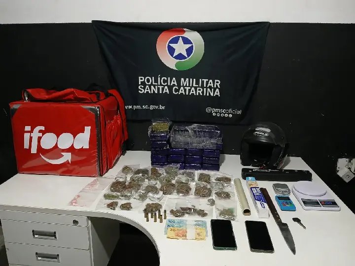 "Surpresas" são encontradas dentro de mochila de suposto motoboy de delivery