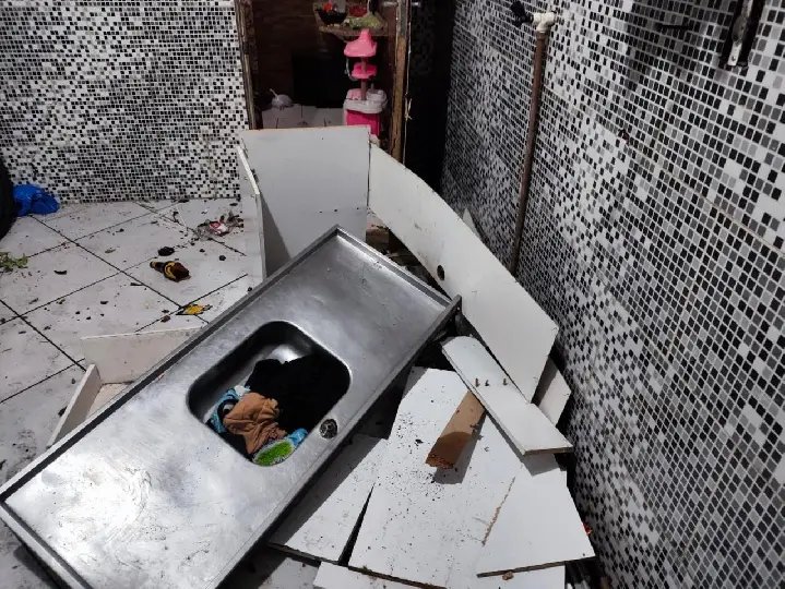 Homem embriagado quebra móveis da casa na presença da mulher grávida e filha