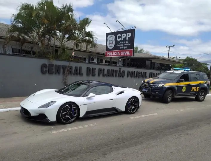 Homem com CNH suspensa é flagrado dirigindo carro de R$ 2 milhões na BR-101