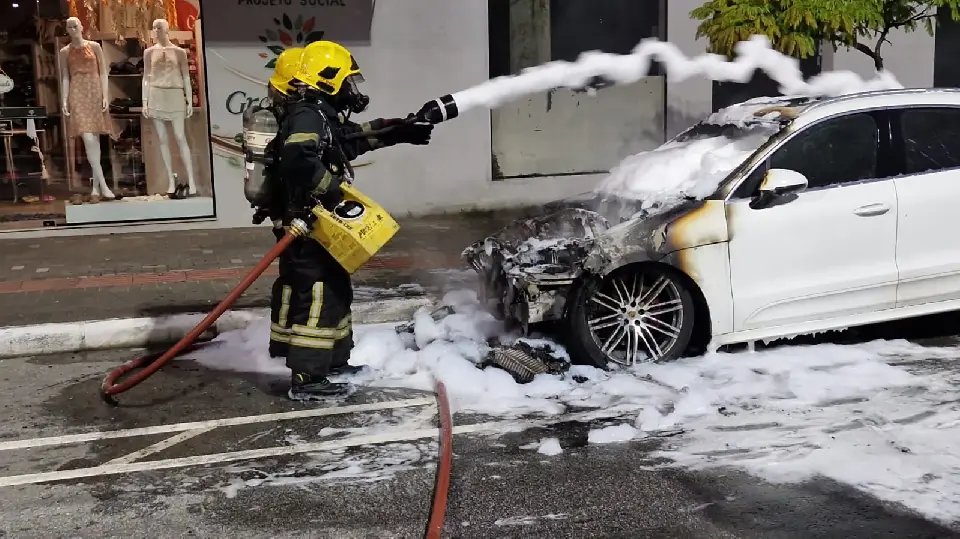 (VÍDEO) Bombeiros são acionados após Porsche pegar fogo