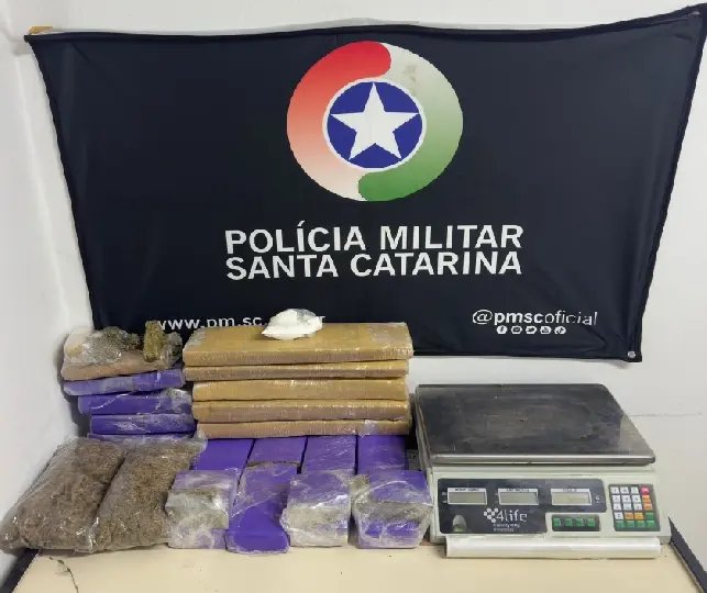Suspeito de traficar drogas em Brusque é levado à delegacia