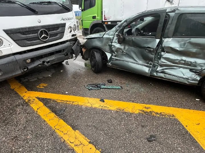 (VÍDEO) Grave acidente entre carro e caminhão é registrado em Brusque 