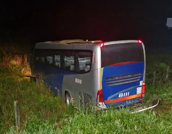 Ônibus com 40 estudantes se envolve em acidente em SC