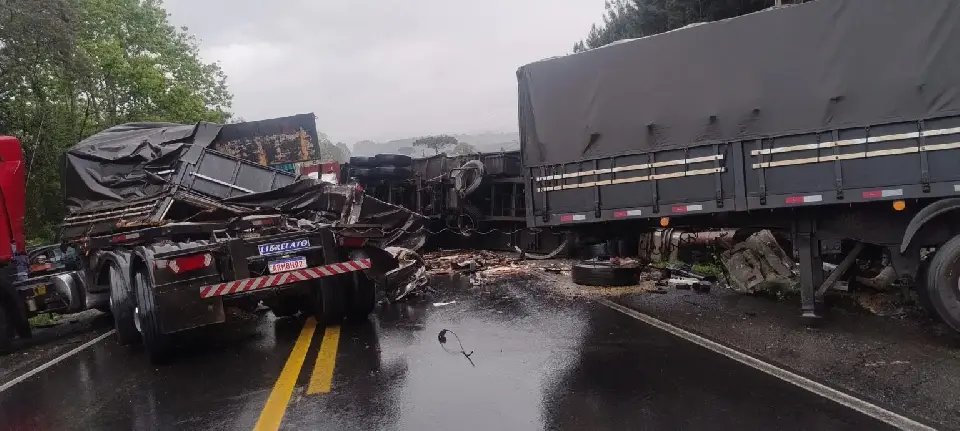 (VIDEO) Acidente com carretas interdita BR-280 em SC