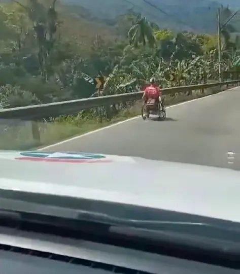 (VÍDEO) Cadeirante é interceptado durante descida perigosa na Serra Dona Francisca