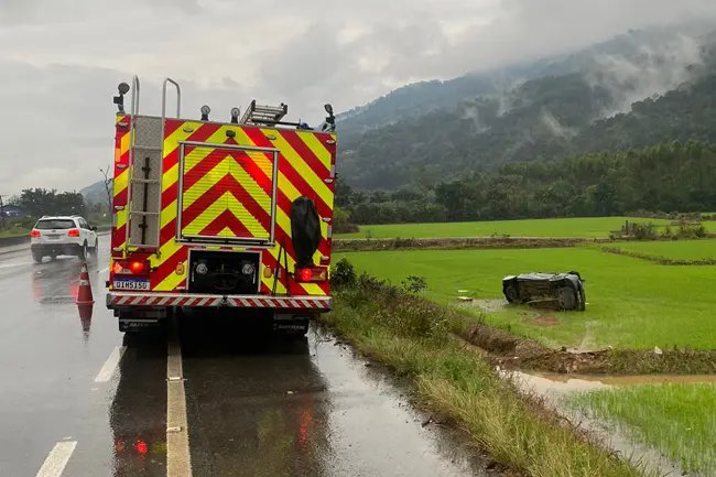 Motorista fica gravemente ferido após saída da pista e capotamento