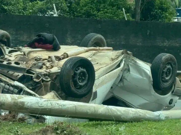 Jovem fica gravemente ferido após capotamento de carro em Blumenau