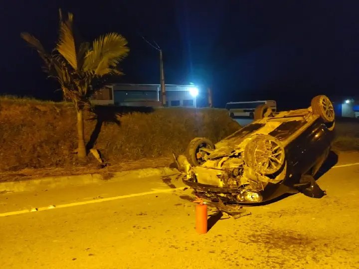Carro saí de pista e capota na SC-110, em Vidal Ramos