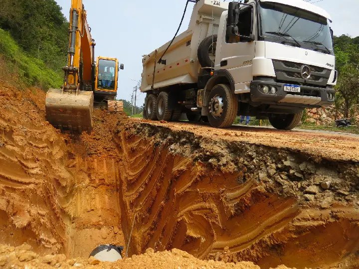 Obra de drenagem é iniciada no bairro Bateas