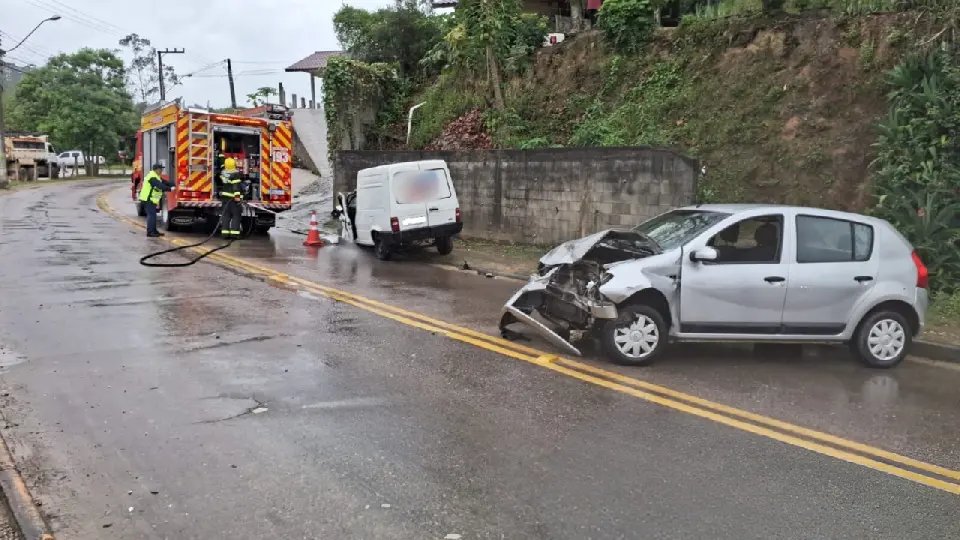 Colisão frontal entre carros deixa um ferido em Brusque