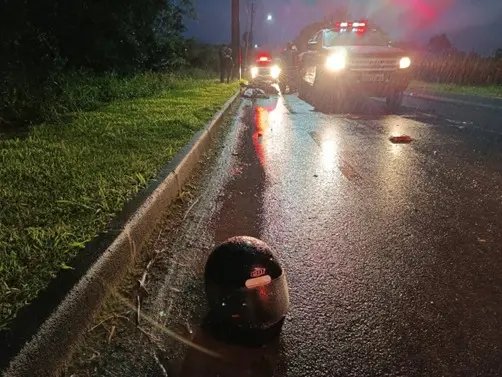 Motociclista morre após carro aquaplanar e colidir contra moto