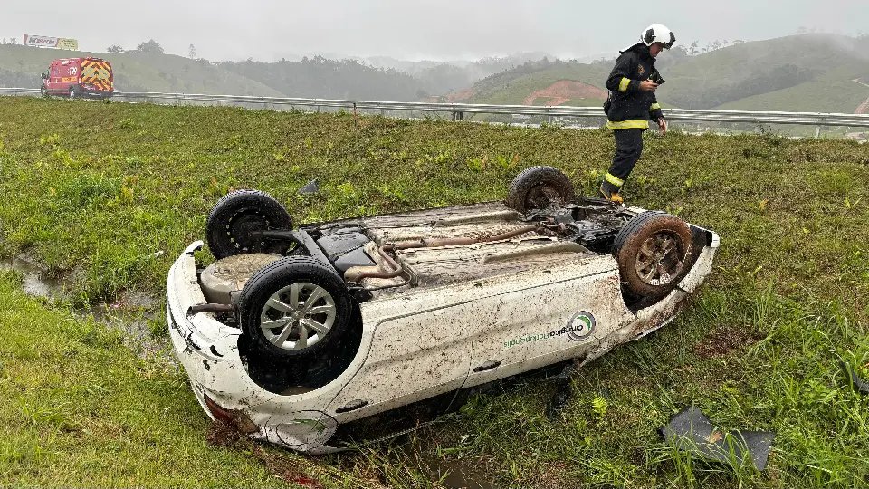 Saída de pista seguida de capotamento deixa motorista ferido
