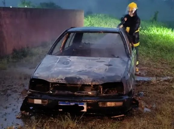 Proprietário acorda com barulho e encontra carro em chamas