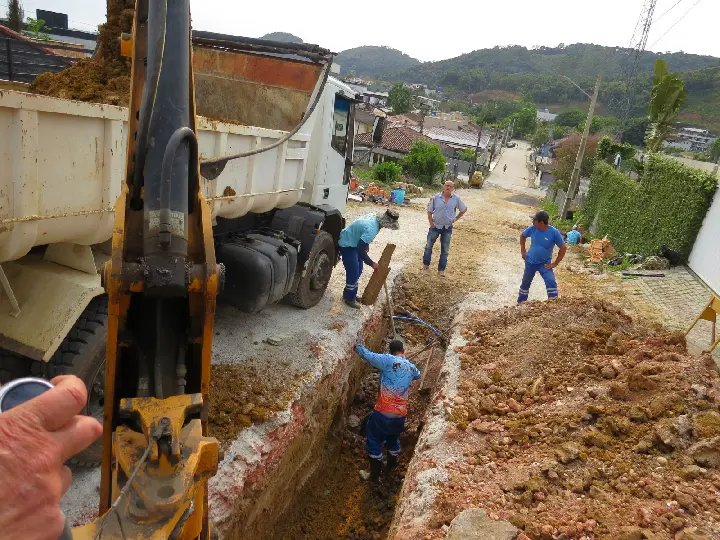 Prefeitura inicia troca de tubulação antes de pavimentação em Dom Joaquim