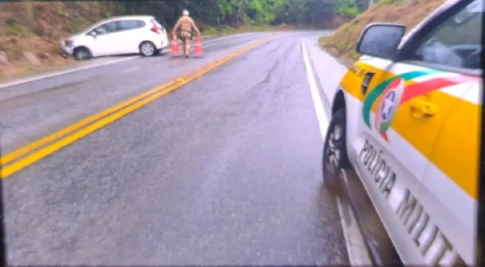 Saída de pista seguida de colisão em barranco é registrada em Botuverá