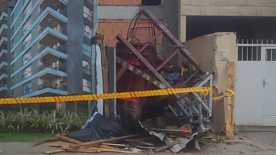 Três trabalhadores morrem após elevador de obra despencar; outros dois ficam feridos