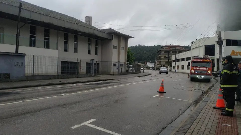 Bombeiros são acionados após caminhão arrebentar fiação