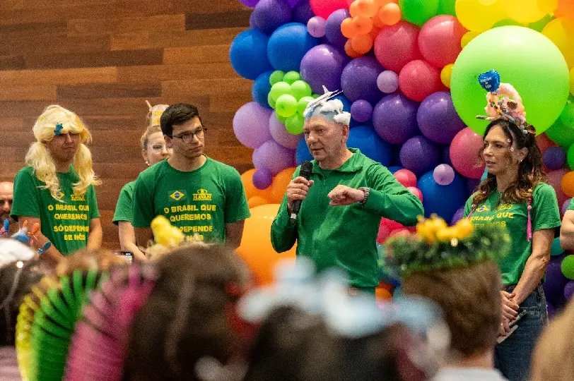 Colaboradores comemoram o aniversário de Luciano Hang com o tema “Cabelo Maluco”