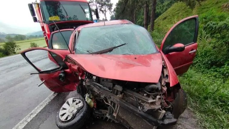 Grave acidente na BR-470 deixa mulher morta e outras vítimas feridas 