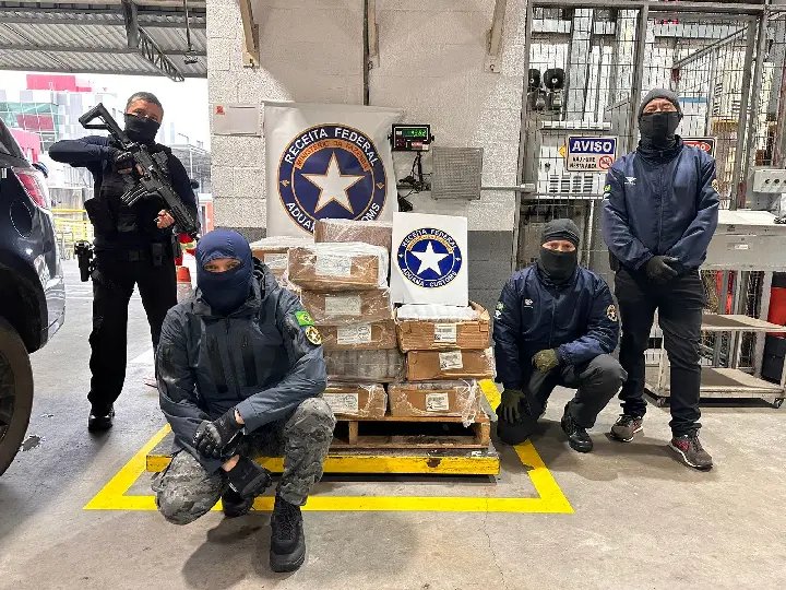 Carga congelada de pés e patas de aves revela quase meia tonelada de cocaína 