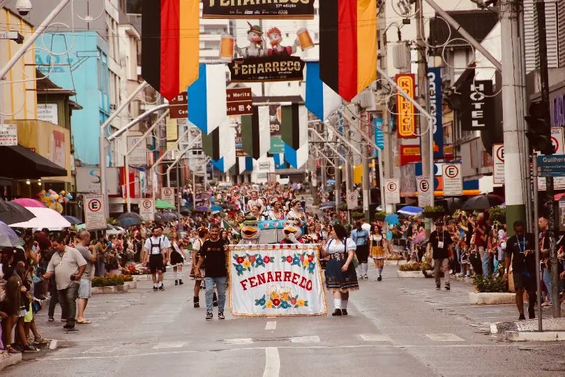 Remarcado após chuva, desfile da Fenarreco reúne milhares de pessoas