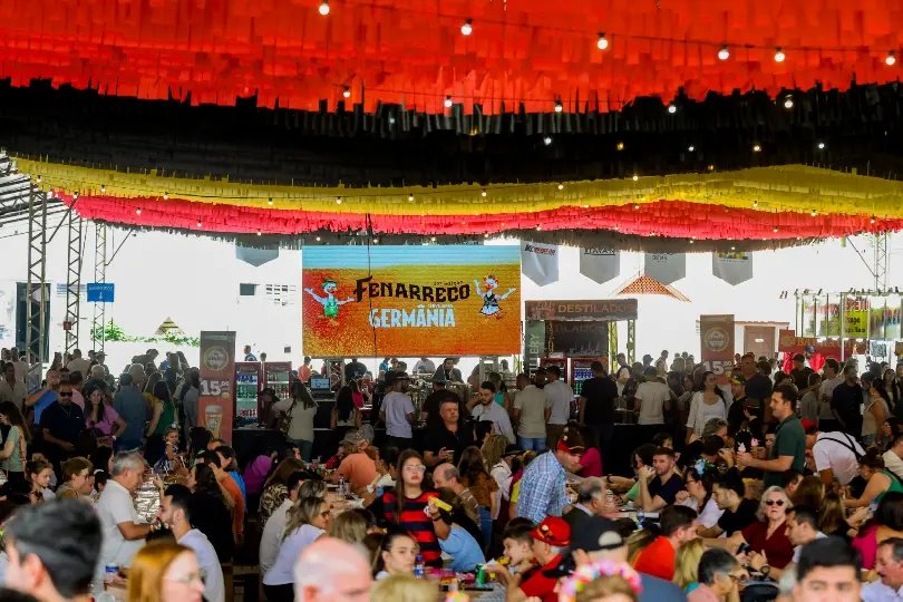 Famílias curtem o domingo na 37ª Fenarreco