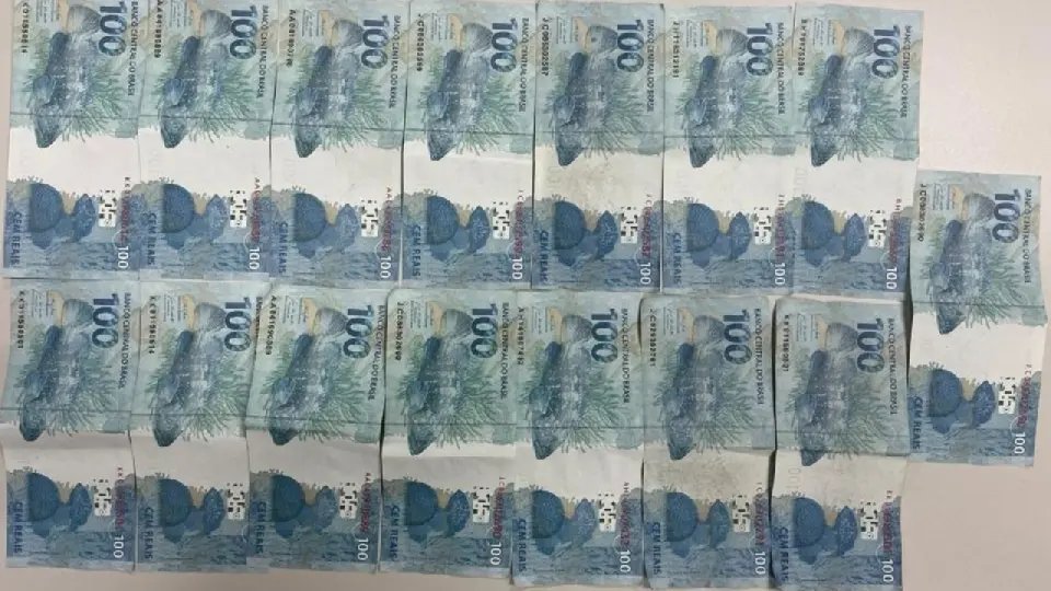 Homem é preso após pagar conta de R$500 com notas falsas em restaurante