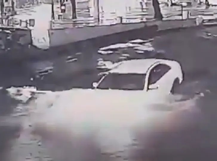 (VÍDEO) Câmera mostra momento em que carro adentra rio em Balneário Camboriú