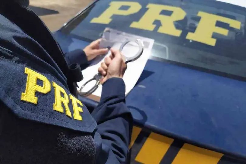 PRF prende procurado por estupro após abordar caminhão com luzes apagadas
