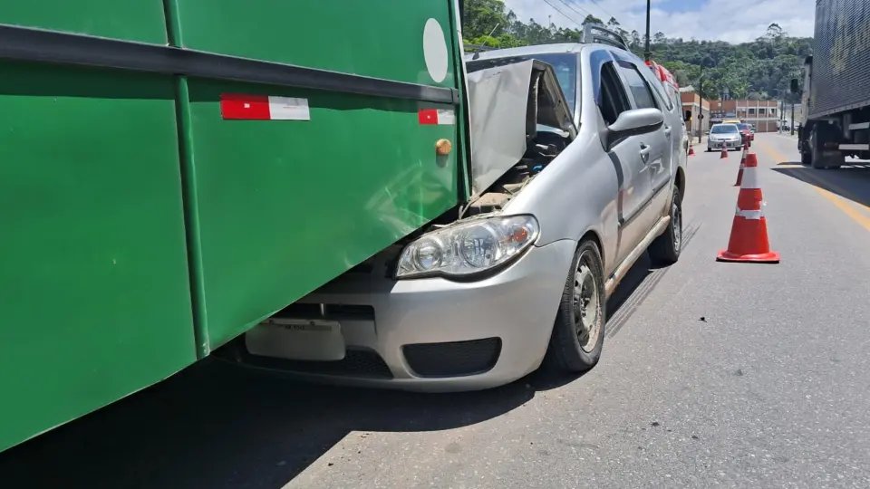 (VÍDEO) Mulher fica ferida após colidir carro contra traseira de ônibus