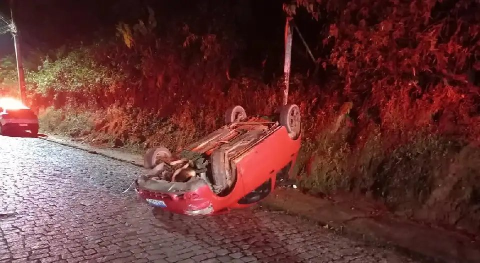 Carro capota após motorista perder o controle e colidir contra barranco