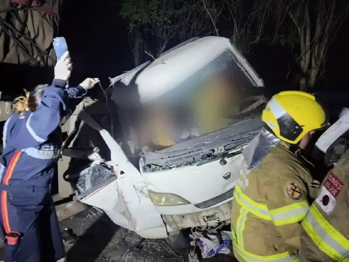 Engavetamento na BR-470 deixa duas pessoas presas entre às ferragens