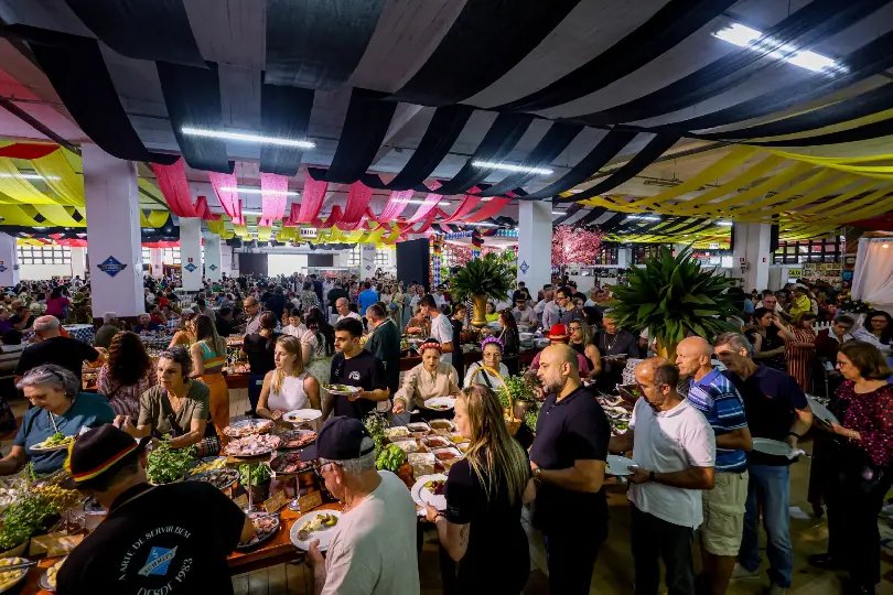 Fenafesteiros já consumiram mais de 5 mil pratos típicos e cerca de 55 mil copos de chopp