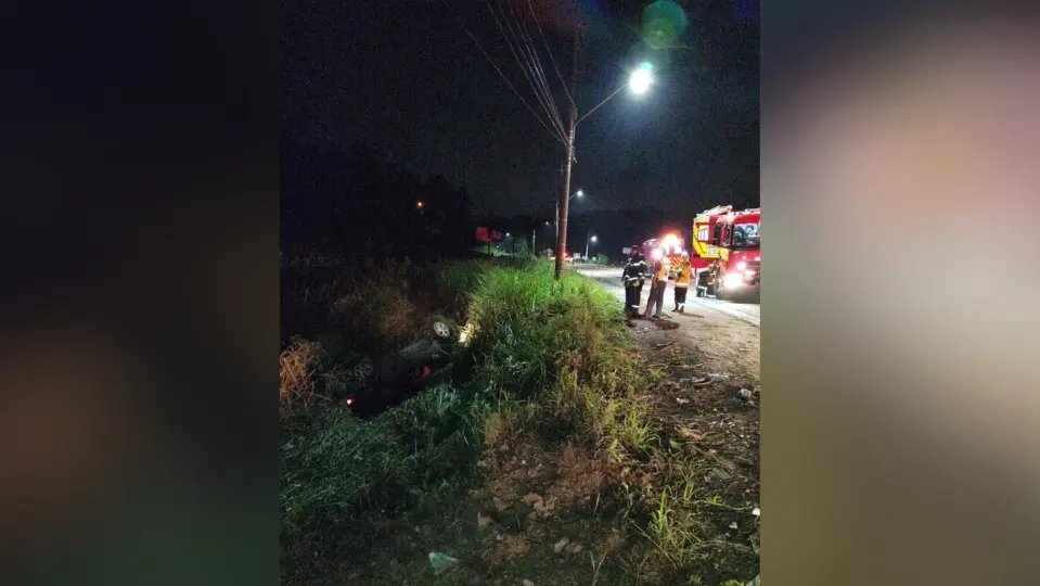 Condutor capota carro, cai em barranco e fica ferido na Ivo Silveira