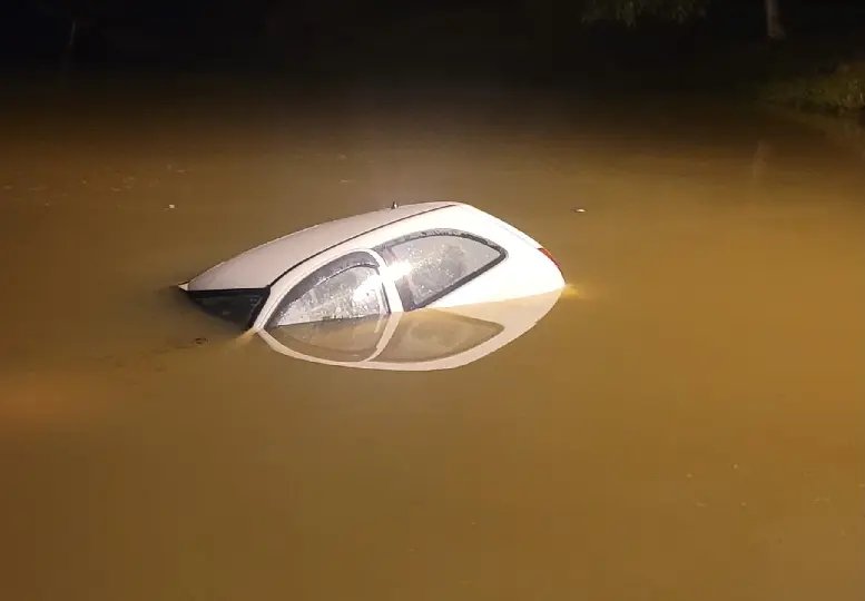 Carro vai parar em lagoa após saída de pista durante a madrugada