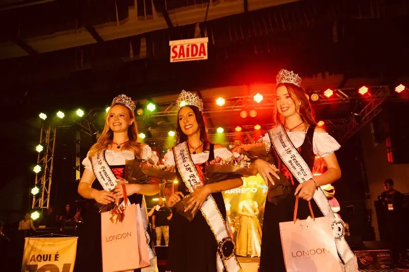 Emili Almeida é eleita a rainha da 38ª Fenarreco