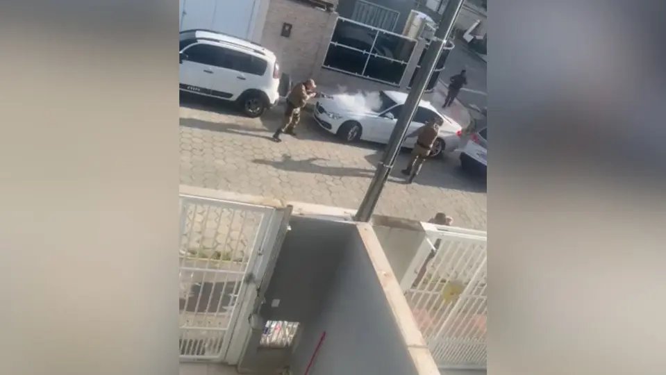 (VÍDEO) Orientação da PM a dono de pitbull termina em disparos e fuga